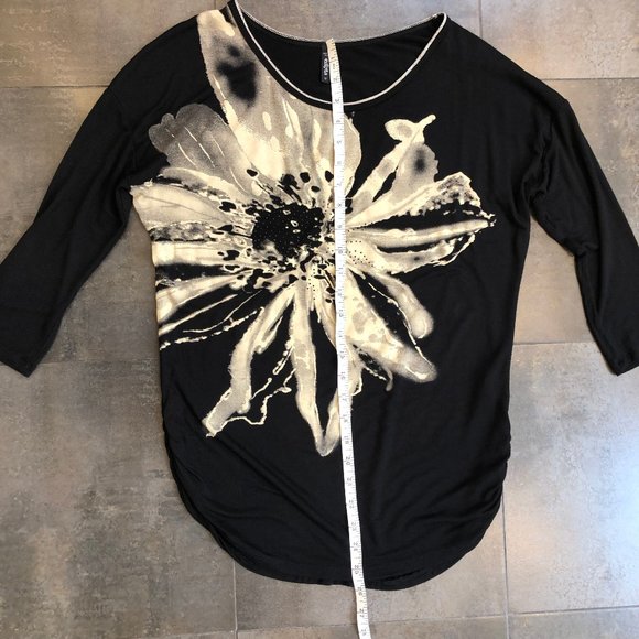 3/4 sleeve top with flower design NWOT - Picture 9 of 9